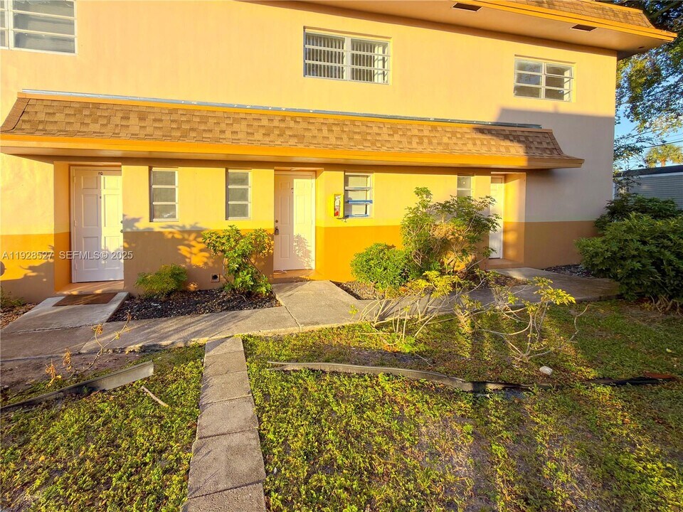 2448 SW 42nd Ave in Fort Lauderdale, FL - Building Photo
