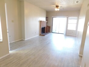 2407 W Slaughter Ln, Unit D in Austin, TX - Building Photo - Building Photo