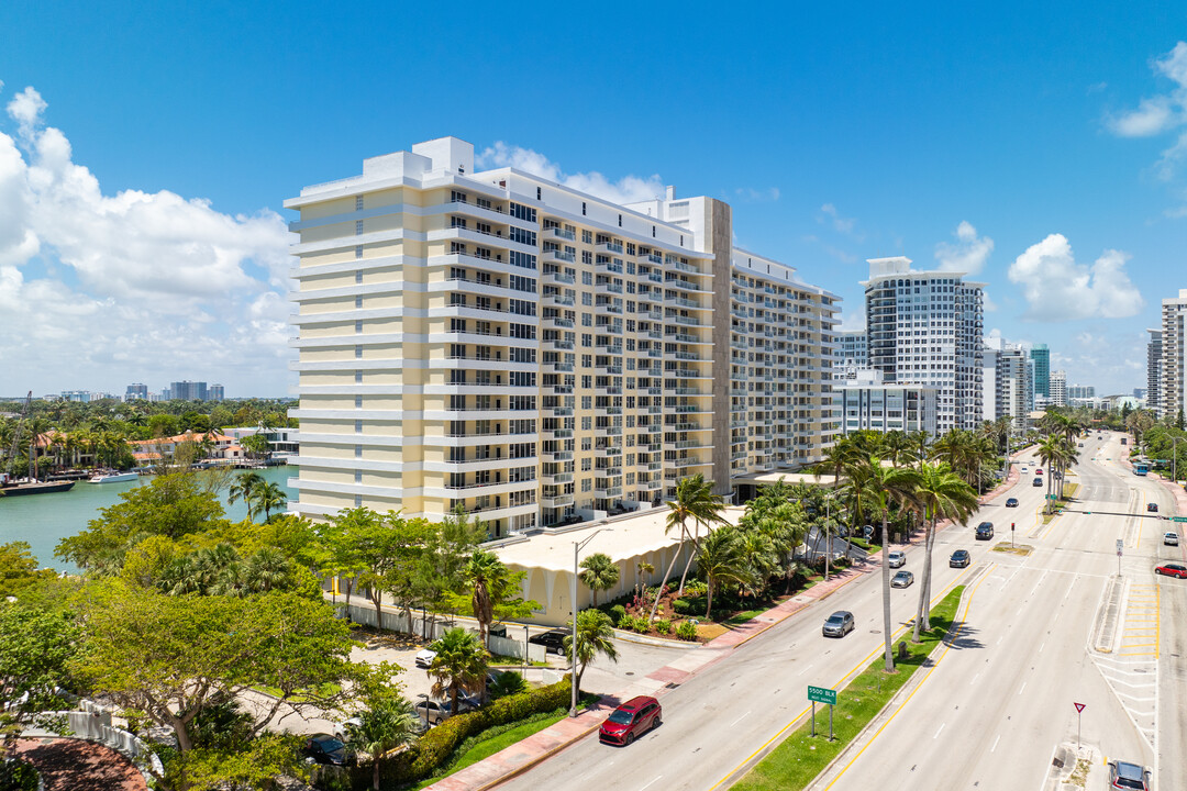 5600 Collins in Miami Beach, FL - Building Photo