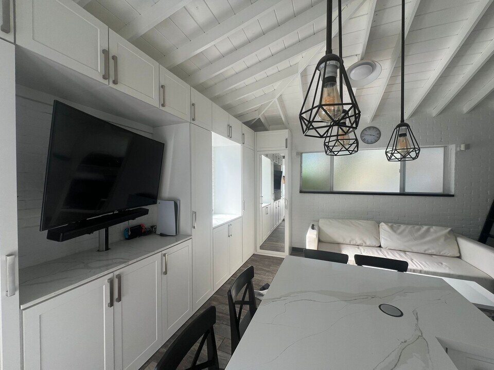 1351 Lenox Ave, Unit Studio in Miami Beach, FL - Building Photo