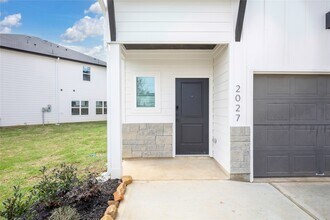 2035 Longmire Villas Ct in Conroe, TX - Foto de edificio - Building Photo