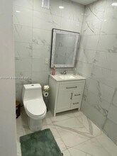 1901 NE 186th Dr-Unit -1 in North Miami Beach, FL - Foto de edificio - Building Photo