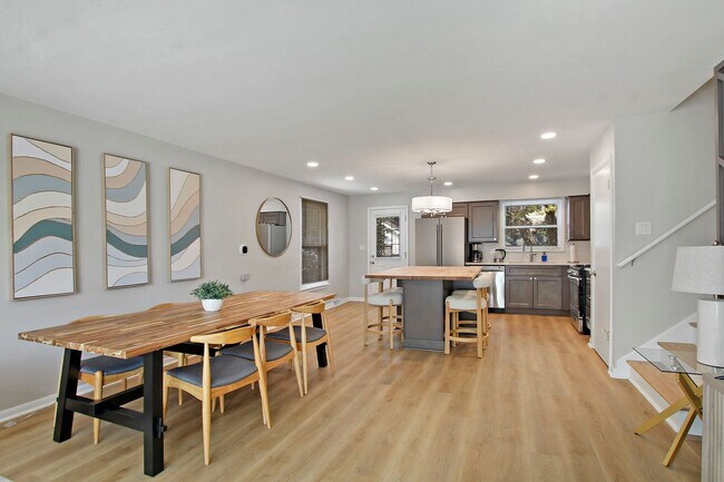 410 W Mueller St in Arlington Heights, IL - Foto de edificio - Building Photo