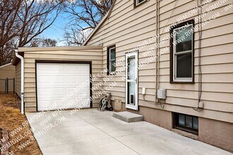 6717 Roseland Dr in Urbandale, IA - Foto de edificio - Building Photo