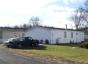 Meadowview Village in New Bloomfield, PA - Foto de edificio - Building Photo