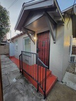 233 W 10th St in Long Beach, CA - Building Photo