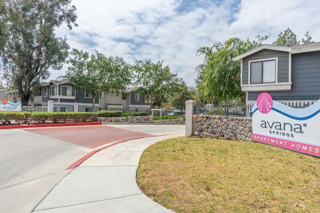 Avana Springs in Corona, CA - Foto de edificio