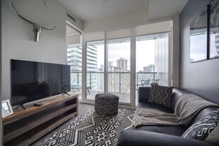 7 Grosvenor St in Toronto, ON - Building Photo