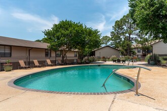 Lakeshore Landing in Ridgeland, MS - Building Photo - Building Photo