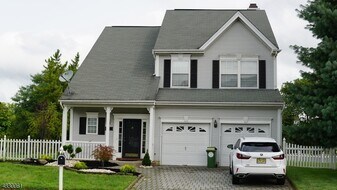 24 Cartier Dr in Franklin Township, NJ - Building Photo