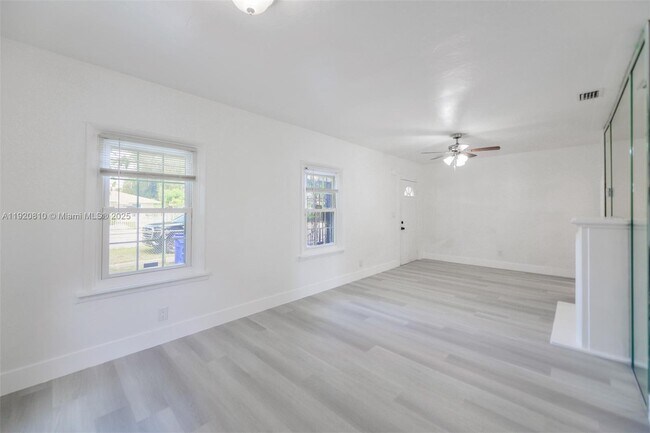 1250 NW 43rd St in Miami, FL - Building Photo - Building Photo