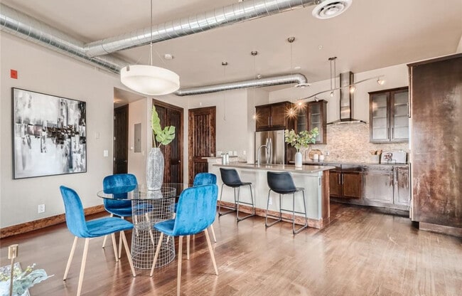 2101 Larimer St, Unit 301 in Denver, CO - Foto de edificio - Building Photo