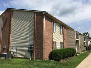 Deer Park Apartments in Crestwood, KY - Foto de edificio - Building Photo