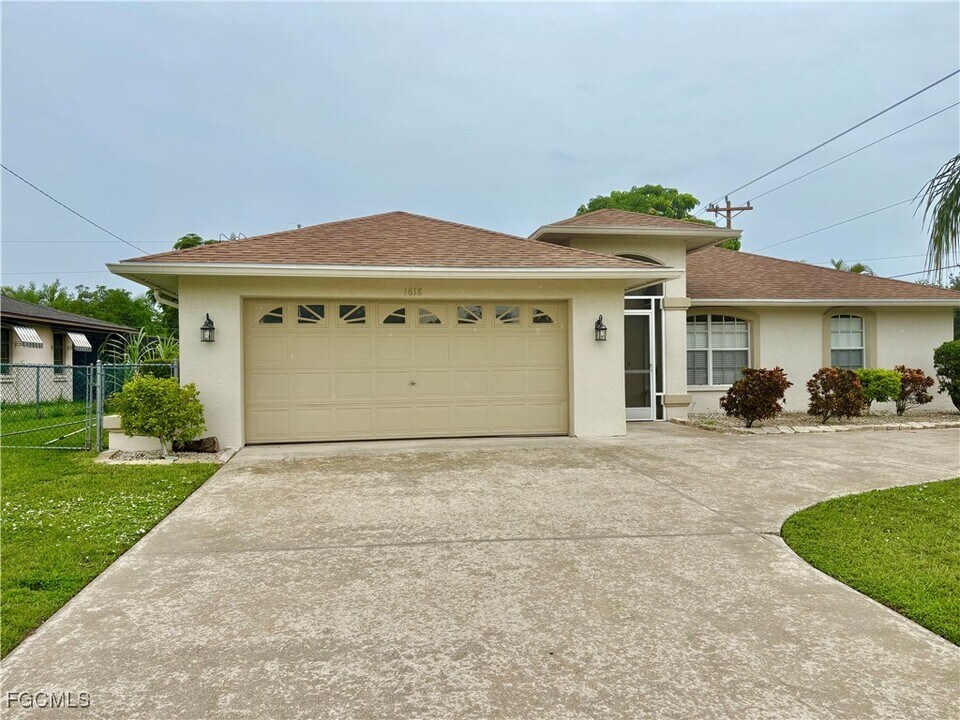 1618 SE 8th St in Cape Coral, FL - Building Photo