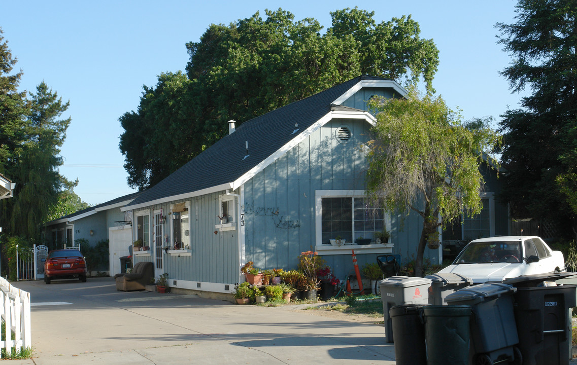 73-75 E 1st St in Morgan Hill, CA - Foto de edificio