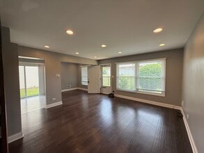 1779 Queensbury Cir in Hoffman Estates, IL - Building Photo - Building Photo