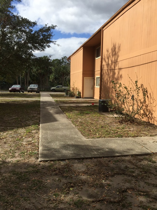 Double Eagle Apartments in New Smyrna Beach, FL - Foto de edificio - Building Photo