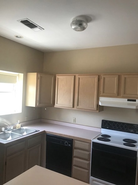 905 W Eagle Pass St, Unit A in Alpine, TX - Building Photo - Building Photo