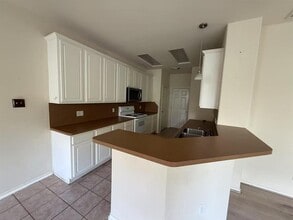 16623 Newglen Ln in Houston, TX - Foto de edificio - Building Photo