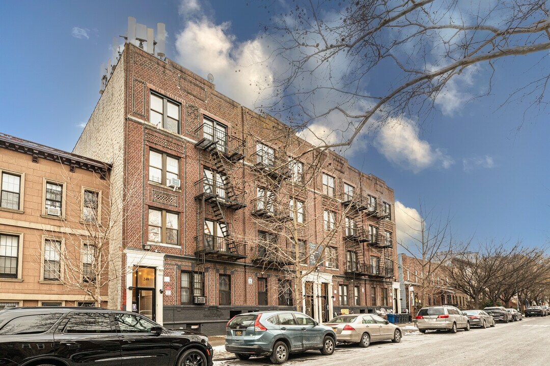 242-248 Bainbridge St in Brooklyn, NY - Foto de edificio