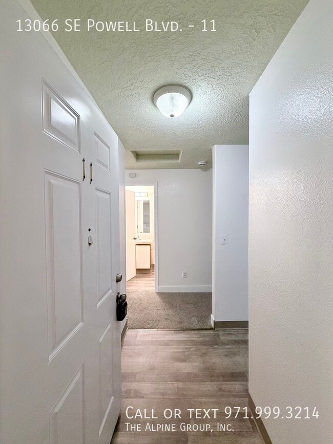 13066 SE Powell Blvd in Portland, OR - Building Photo - Building Photo