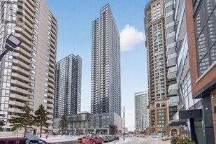 395 Square One Dr in Mississauga, ON - Building Photo