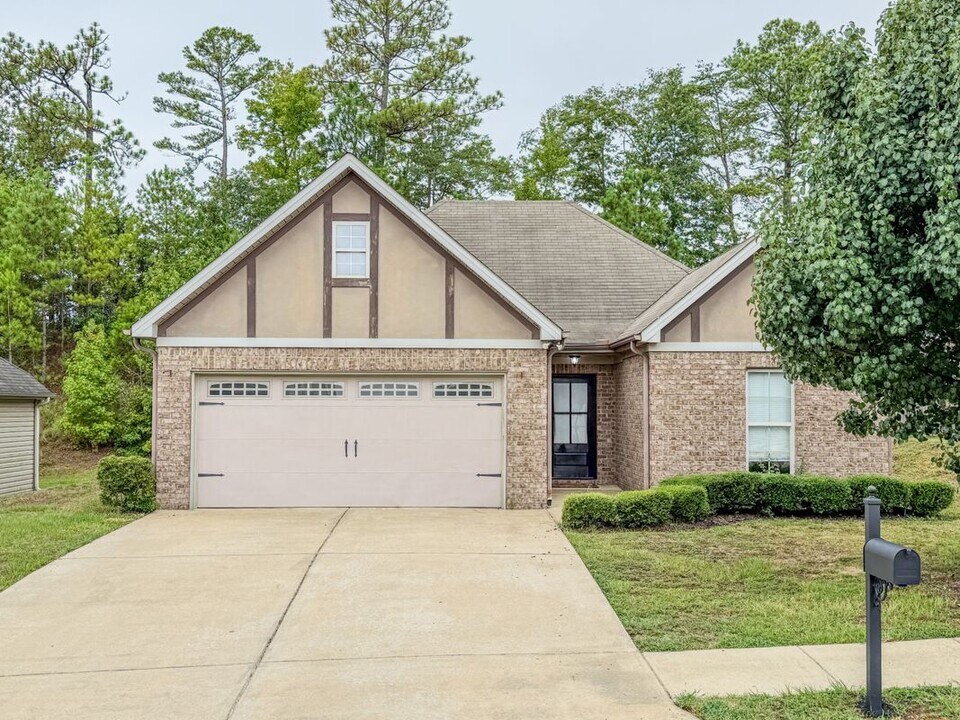 1122 Emerald Ridge Dr in Calera, AL - Building Photo
