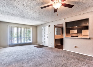 Bedford Creek Apartments in Bedford, TX - Foto de edificio - Building Photo