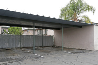 Chapparal Apartments in Fresno, CA - Building Photo - Building Photo