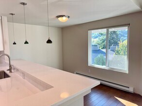 Move-in Special…..Four Weeks Free!!! in Mercer Island, WA - Building Photo - Building Photo