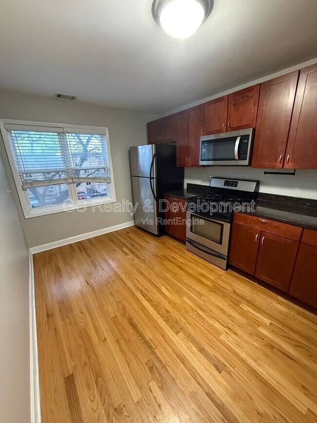 6429 N Damen Ave in Chicago, IL - Building Photo - Building Photo