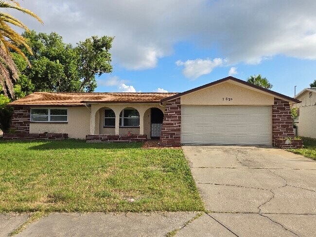 7629 Topay Ln in Port Richey, FL - Building Photo - Building Photo