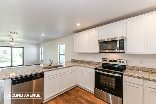 908 NE 18th St in Cape Coral, FL - Building Photo - Building Photo