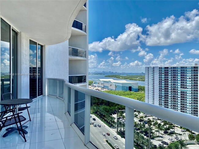 15811 Collins Ave, Unit 1605 in North Miami Beach, FL - Building Photo - Building Photo