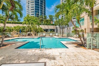 3400 SW 27th Ave, Unit 1505 in Coral Gables, FL - Foto de edificio - Building Photo