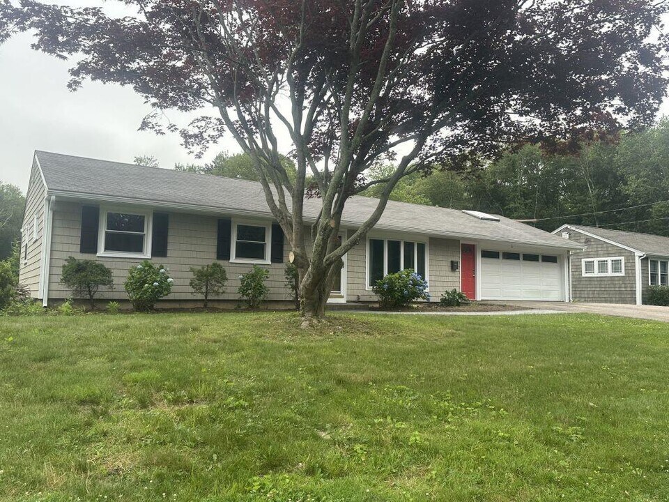 144 S Pier Rd in Narragansett, RI - Building Photo