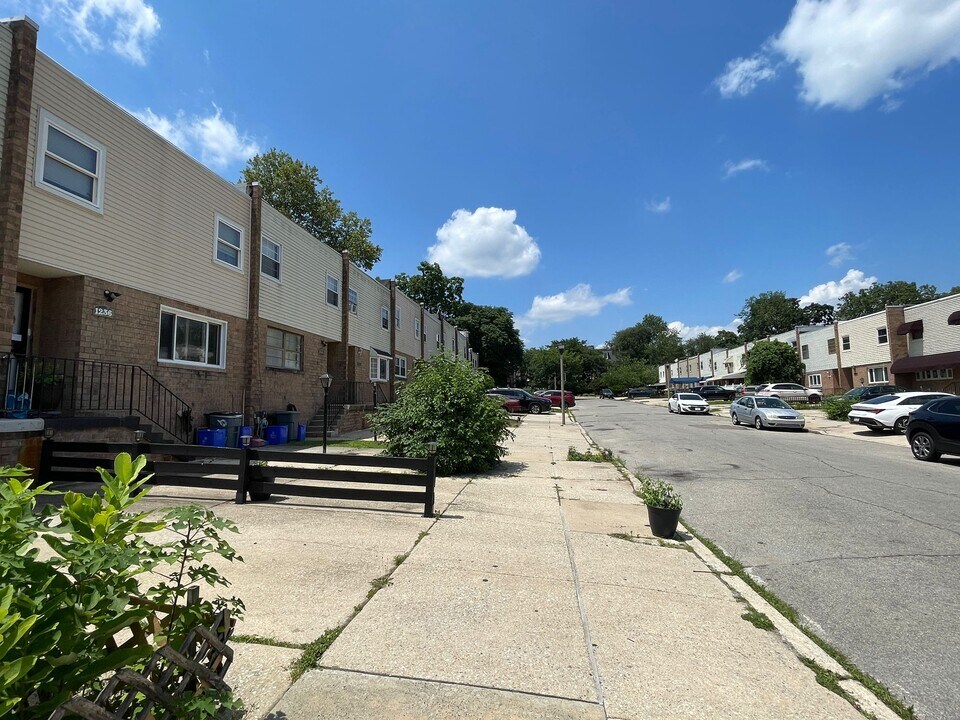 1240 S Melville St in Philadelphia, PA - Building Photo