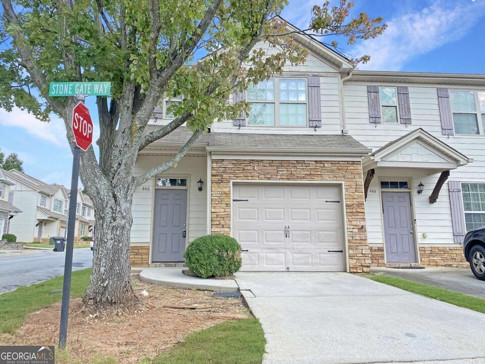 4416 Stone Gate Way in East Point, GA - Building Photo