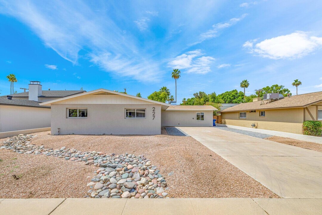 227 E Ellis Dr in Tempe, AZ - Building Photo