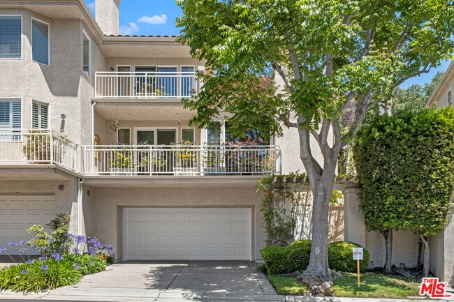 property at 682 Palisades Dr