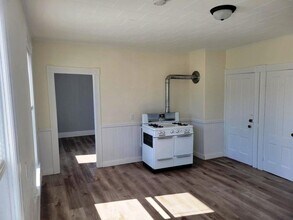 73 1/2 Esther St, Unit 3 in Worcester, MA - Building Photo - Building Photo