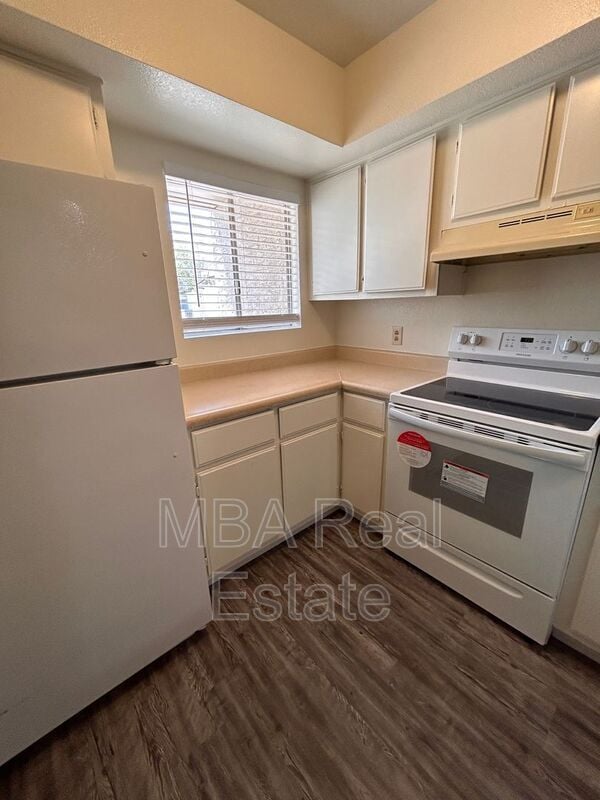 2832 E Le Marche Ave