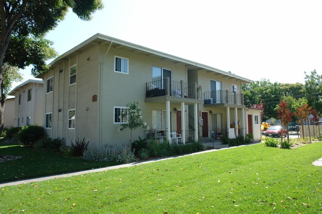 2331 William Dr in Santa Clara, CA - Building Photo