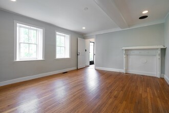 42 Forest St-Unit -2 in Lexington, MA - Foto de edificio - Building Photo