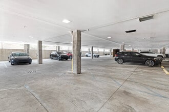 211 E 9 Mile Rd, Unit 205 in Ferndale, MI - Foto de edificio - Building Photo