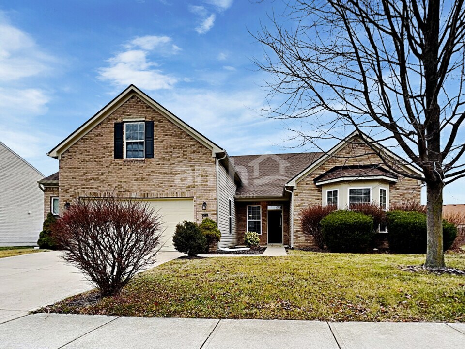 16250 Milhousen Trail in Westfield, IN - Foto de edificio