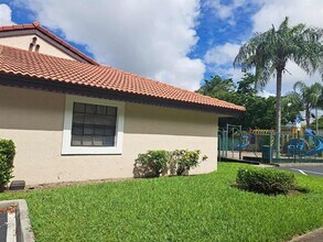 9011 W Sunrise Blvd in Plantation, FL - Building Photo - Building Photo