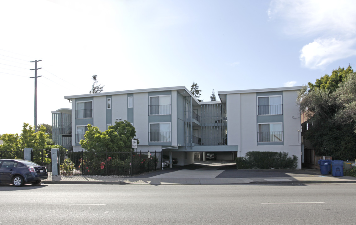 1215 Woodside Rd in Redwood City, CA - Foto de edificio