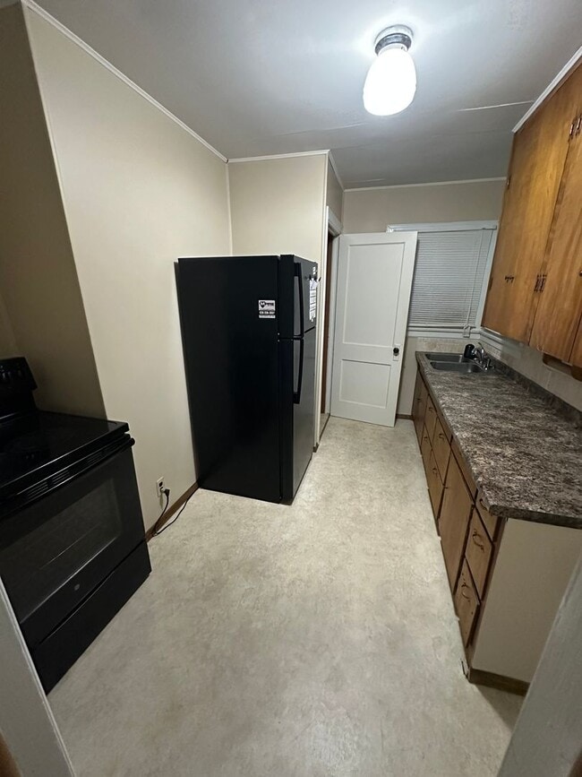 301 E 7th St in Hoisington, KS - Building Photo - Building Photo