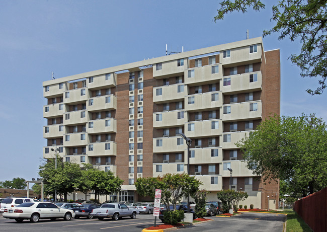 Cogic High-Rise Apartments in Norfolk, VA - Building Photo - Building Photo